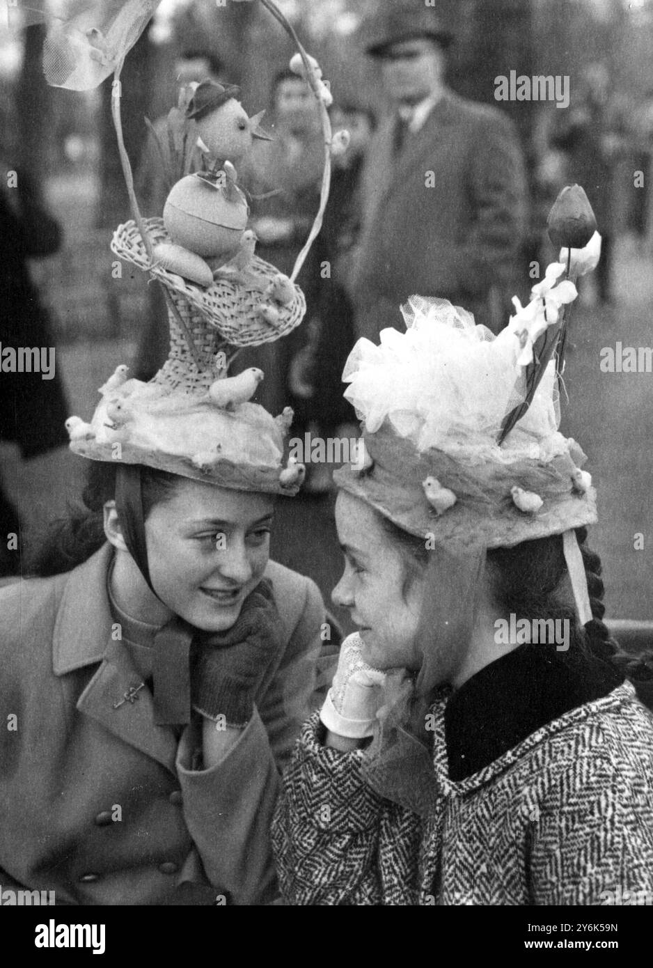 Londra Inghilterra - - partecipare alla tradizionale Parata della domenica di Pasqua in Hyde a sinistra Jacqueline Harvord , 14 , di Brixton Hall , Londra ( cesto di fiori coperto , pollo pasquale ) e a destra Sally Ann Stapleford di Clapham Park ( cappello verde , lilla e fiori bianchi ) . - 6 aprile 1958 Foto Stock