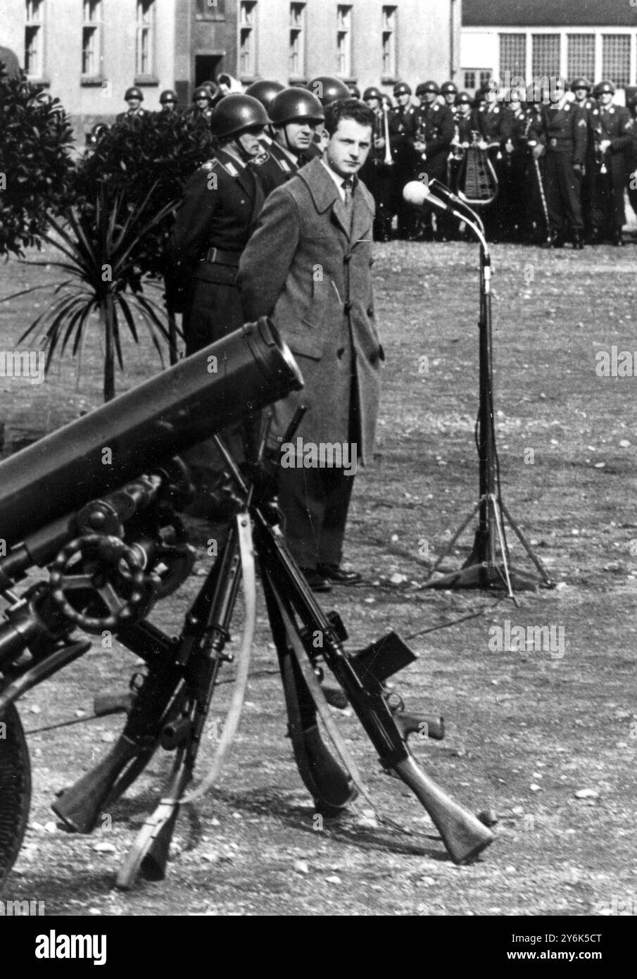 Hemer , Sud Vestfalia soldati tedeschi de- mobbati 110 giovani soldati tedeschi occidentali dimessi uno dei soldati dice una parola di ringraziamento . 2 aprile 1958 Foto Stock