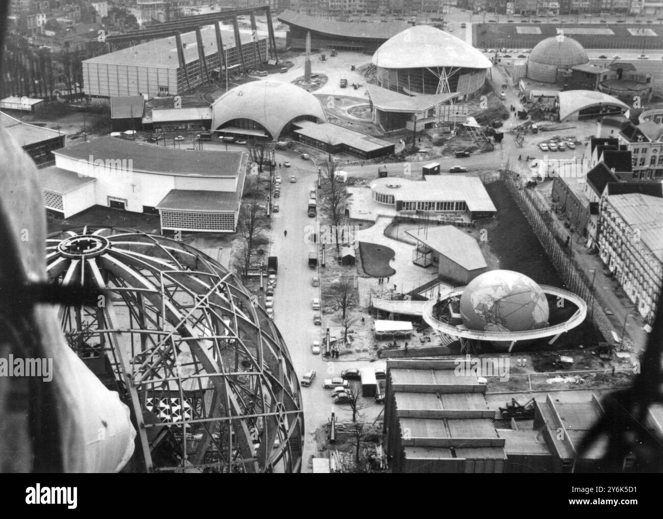 Bruxelles Belgio la famosa fiera internazionale di Bruxelles è in fase di completamento . Veduta della fiera dall'Atomium sulla sinistra Padiglione delle missioni cattoliche, Zoo di destra e prime sale del Belgique Joyeuse a sinistra sullo sfondo si trova il Palazzo di C . E . C . Una sala allora della U . N . O la sala di o . E . C . E al planetario destro del Padiglione Benelux . 30 marzo 1958 Foto Stock
