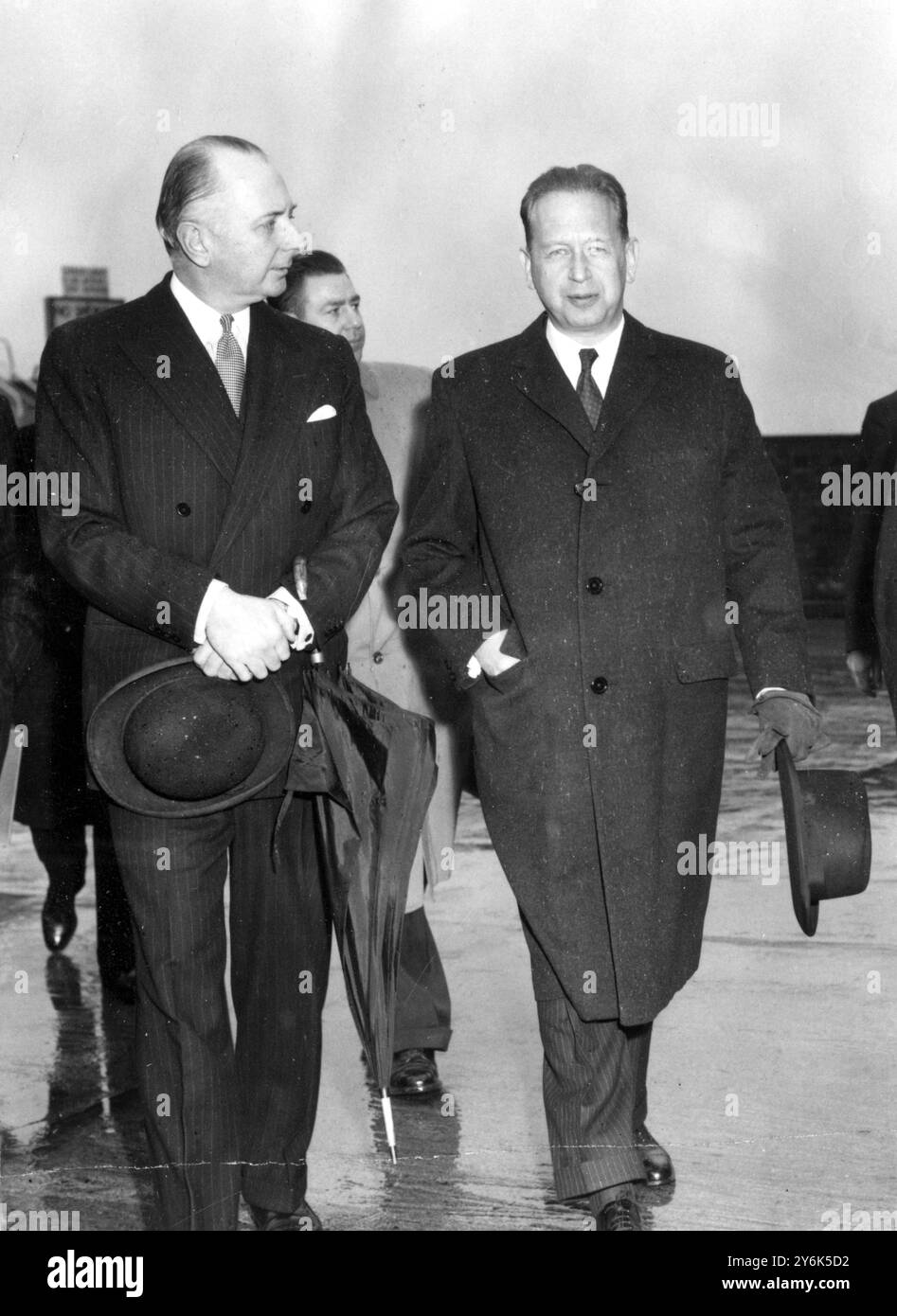 Aeroporto di Londra Dag Hammarskjold segretario generale delle Nazioni Unite viene mostrato all' aeroporto di Londra dopo la sua visita in Russia dove ha conferito con i leader sovietici le proposte di colloqui al vertice , mentre qui parlerà con MacMillan . 30 marzo 1958 Foto Stock