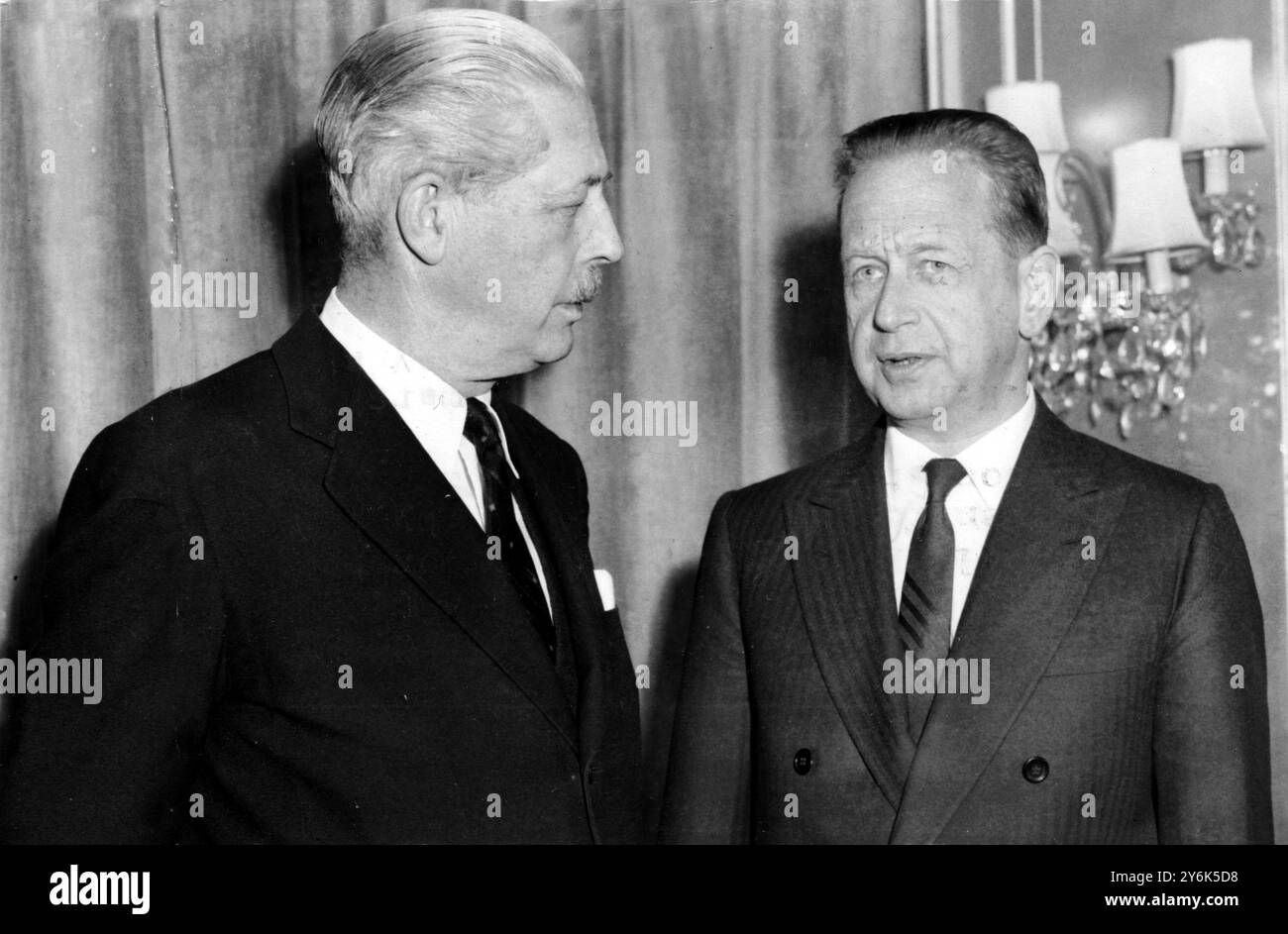 Londra Inghilterra Dag Hammarskjold Segretario generale delle Nazioni Unite visita in U . K . E il signor Harold MacMillan al Dorchester Hotel per il pranzo dato dall'Associazione delle Nazioni Unite. 2 aprile 1958 Foto Stock