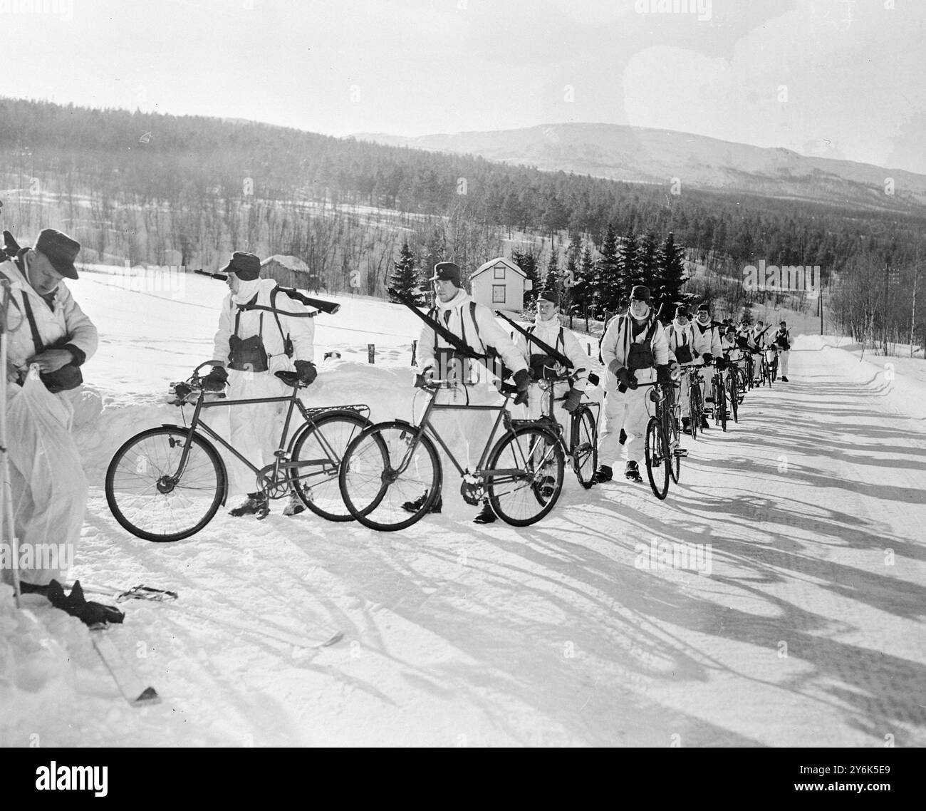 Norvegia la Sesta Divisione di Fanteria norvegese sulle manovre chiamata ' esercitazione Re uomini ' in Norvegia a nord del Circolo Artico . Le truppe in bicicletta scambiano le macchine per i cieli mentre procedono verso nord per inseguire il nemico. 25 marzo 1958 Foto Stock Norvegia la Sesta Divisione di Fanteria norvegese sulle manovre chiamata ' esercitazione Re uomini ' in Norvegia a nord del Circolo Artico . Le truppe in bicicletta scambiano le macchine per i cieli mentre procedono verso nord per inseguire il nemico. 25 marzo 1958 Foto Stock