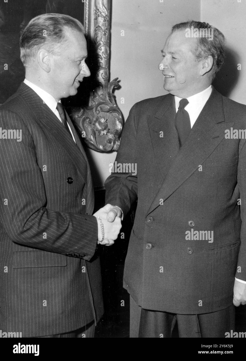 Londra Inghilterra il Segretario generale dell'ONU visita il Segretario generale degli Esteri del Regno Unito a Londra . Dag Hammarskjold Segretario generale delle Nazioni Unite e Ministro degli Esteri britannico Selwyn Lloyd stringono la mano al Foreign Office di Londra . 30 marzo 1958 Foto Stock