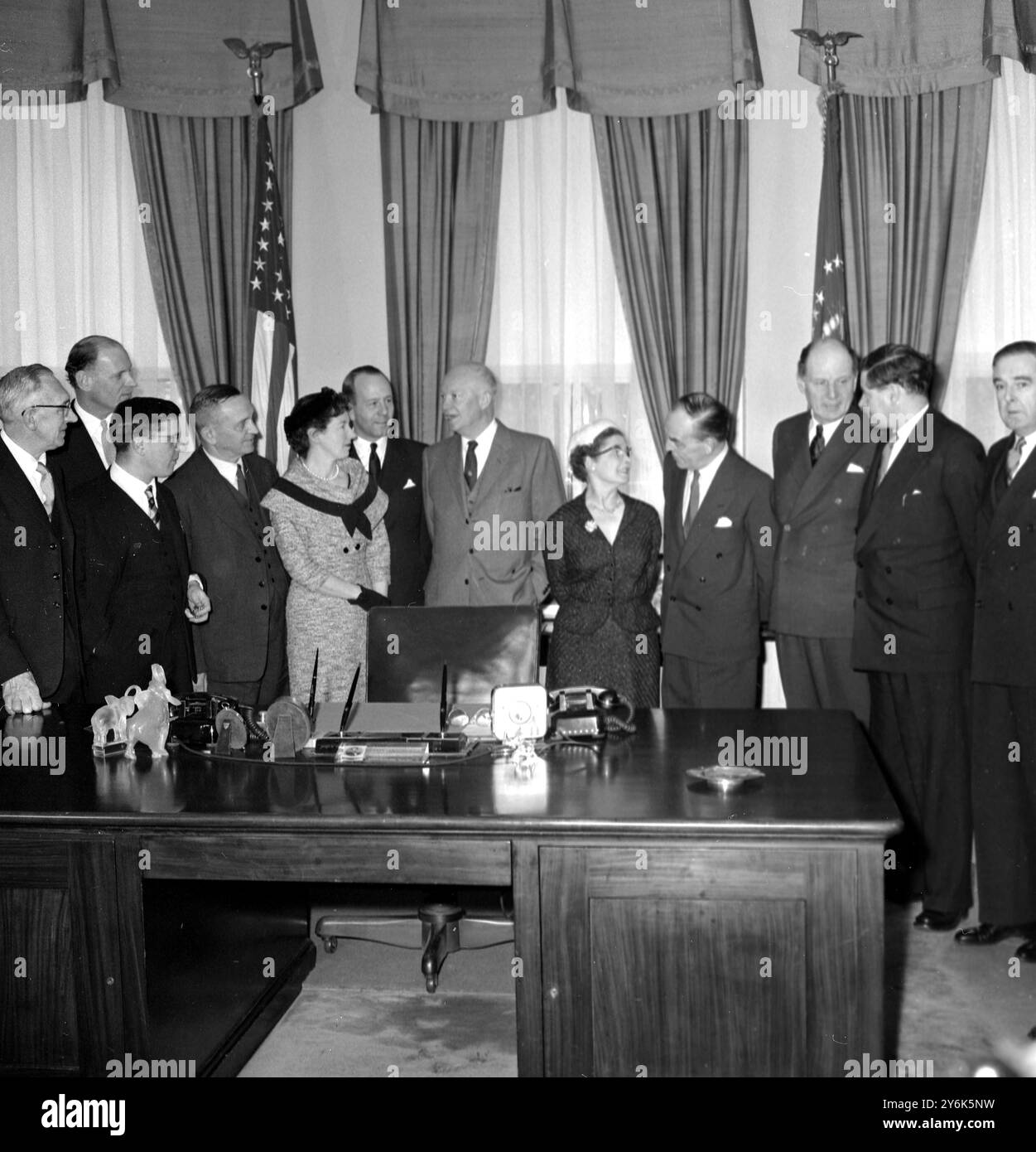 Washington DC 12 membri del Parlamento del Regno Unito in visita in America per tre settimane nell'ambito del programma di scambio interparlamentare da sinistra a destra con il presidente Eisenhower sono WA Wilkins , MP Labour , Dickson Mahon MP Labour , M Hughes - Young MP Conservative , e Popplewell MP Labour , Mrs P McLaughlin MP Conservative , R Goodman - Irvine MP Conservative , President Eisenhower , Miss N ,Herbison MP Labour , Sir James Henderson Stewart leader del conservatore della delegazione britannica, Charles Doughty MP Conservative, il reverendo Llewellyn Williams MP Labour, Lord Rae, leader liberale nella Lor Foto Stock