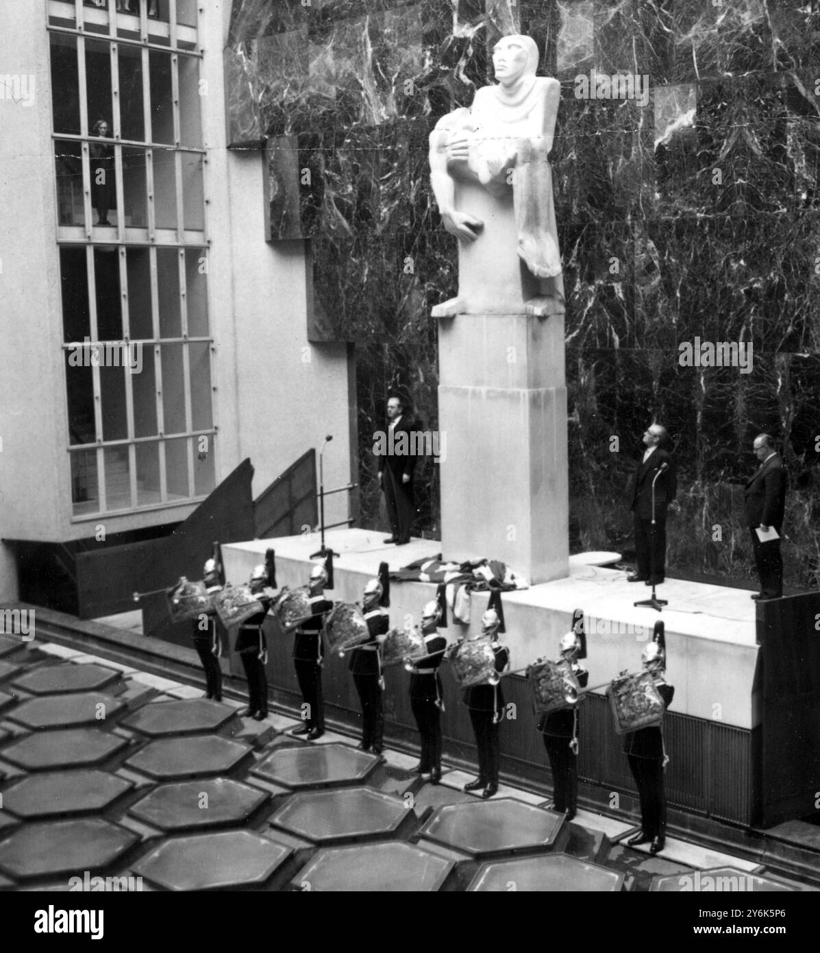 Vista generale della cerimonia alla Congress House , Great Russell Street London , mentre la casa è stata formalmente aperta presso la nuova sede del Congresso sindacale viene svelata la fanfara di Royal Horse Guards alla statua di Sir Jacob Epstein raffigurante una madre che trasporta il figlio morto . 27 marzo 1958 Foto Stock