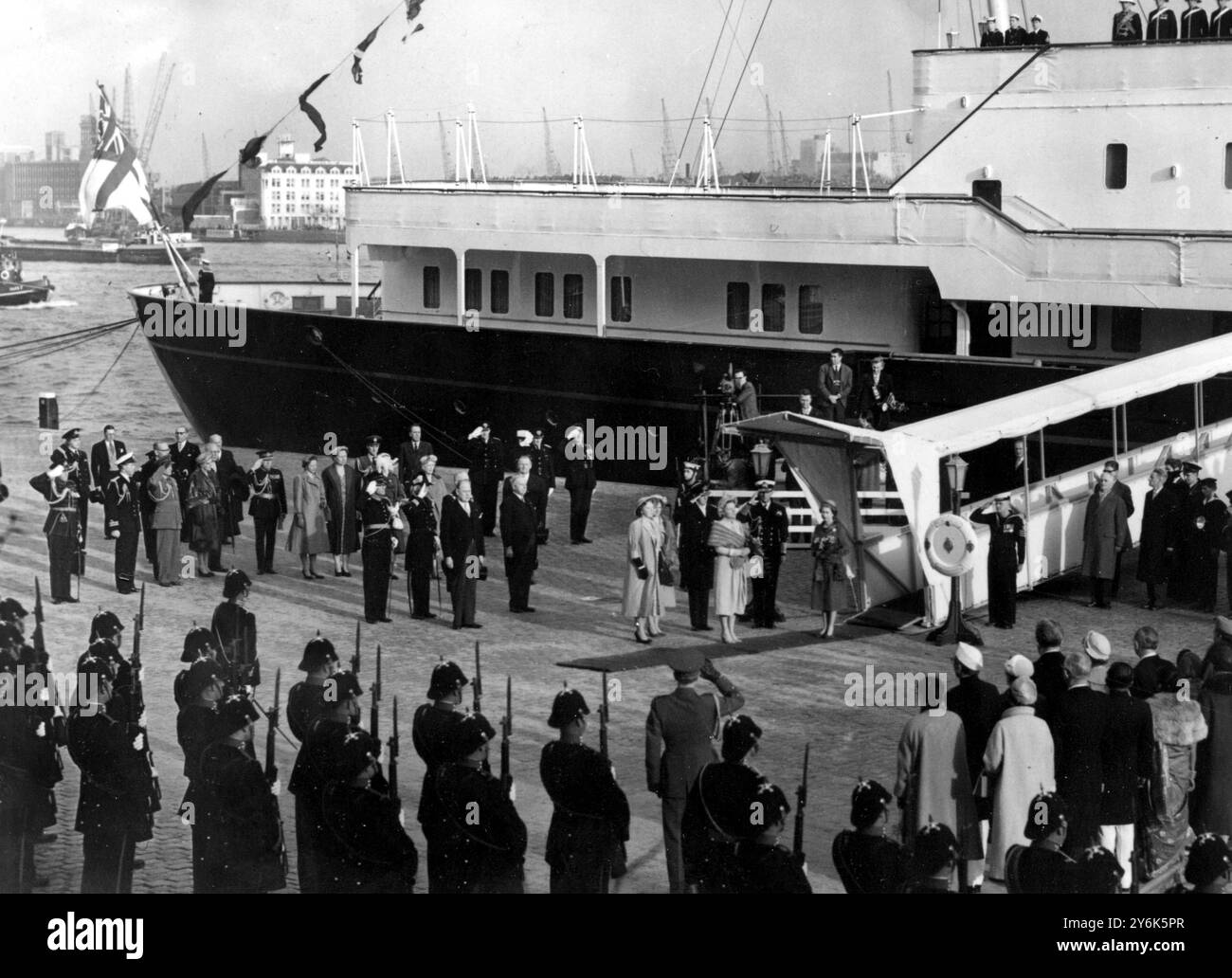 Amsterdam Paesi Bassi visita di stato di tre giorni la Regina Elisabetta II e il Principe Filippo . Imbarcati sul Royal Yacht ' Britannia ' (visto in sottofondo ) prima di partire per Home la Regina Elisabetta II e il Principe Filippo in piedi in gangplank con la Regina Giuliana , il Principe Bernardo , la Principessa Beatrice e la Principessa Irene come inni nazionali sono suonati . 27 marzo 1958 Foto Stock