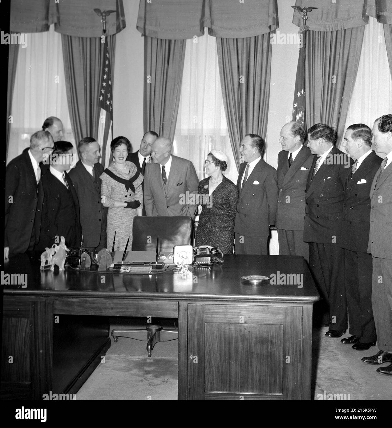 Washington DC 12 membri del Parlamento del Regno Unito in visita in America per tre settimane nell'ambito del programma di scambio interparlamentare da sinistra a destra con il Presidente Eisenhower sono WA Wilkins , MP Labour , Dickson Mahon MP Labour , M Hughes - Young MP Conservative , e Popplewell MP Labour , Mrs P McLaughlin MP Conservative , R Goodman - Irvine MP Conservative , President Eisenhower , Miss N , Herbison MP Labour , Sir James Henderson Stewart leader del conservatore della delegazione britannica, Charles Doughty MP Conservative, il reverendo Llewellyn Williams MP Labour, Lord Rae, leader liberale nella Lor Foto Stock