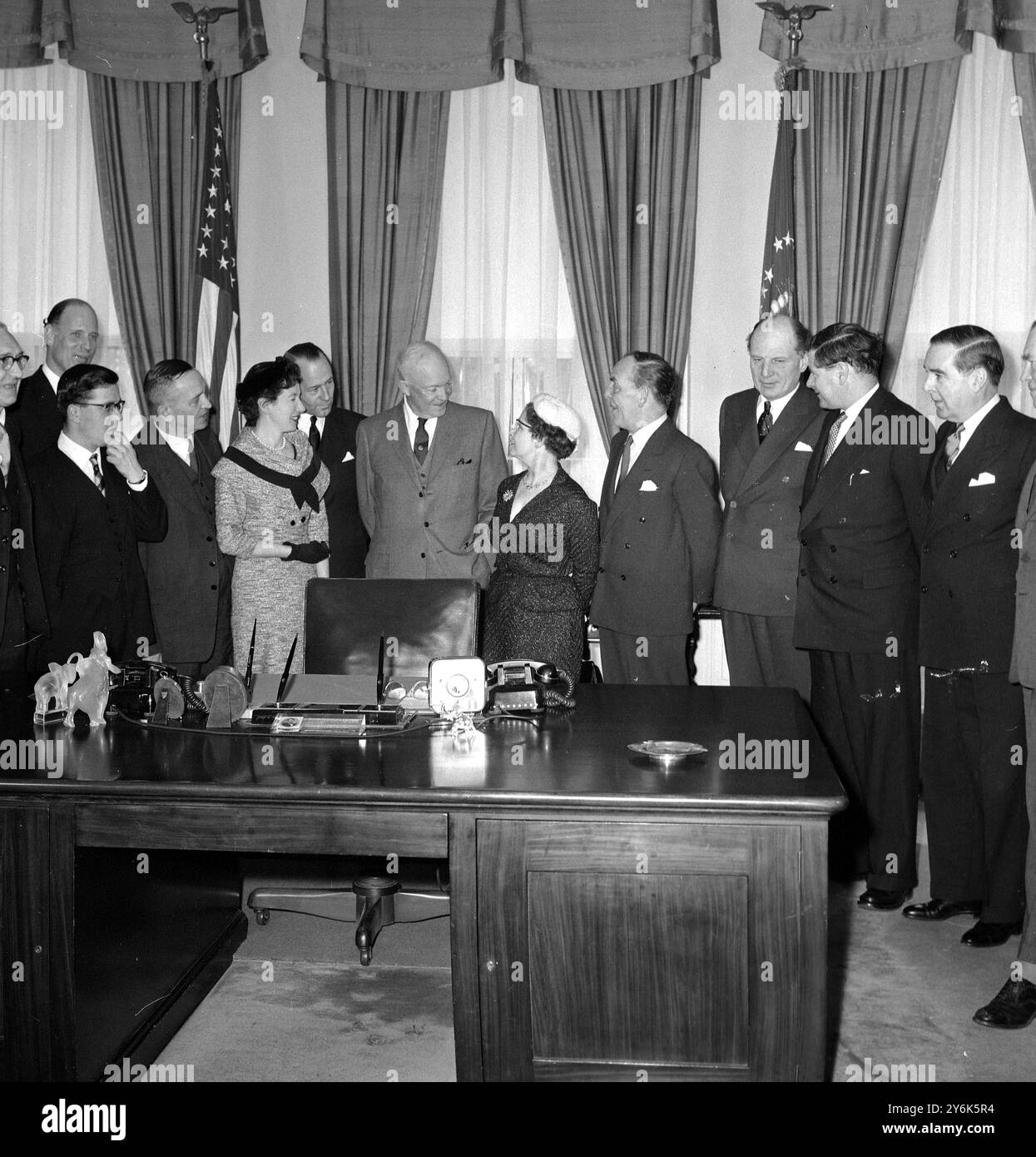 Washington DC 12 membri del Parlamento del Regno Unito in visita in America per tre settimane nell'ambito del programma di scambio interparlamentare da sinistra a destra con il Presidente Eisenhower sono WA Wilkins , MP Labour , Dickson Mahon MP Labour , M Hughes - Young MP Conservative , e Popplewell MP Labour , Mrs P McLaughlin MP Conservative , R Goodman - Irvine MP Conservative , President Eisenhower , Miss N , Herbison MP Labour , Sir James Henderson Stewart leader del conservatore della delegazione britannica, Charles Doughty MP Conservative, il reverendo Llewellyn Williams MP Labour, Lord Rae, leader liberale nella Lor Foto Stock