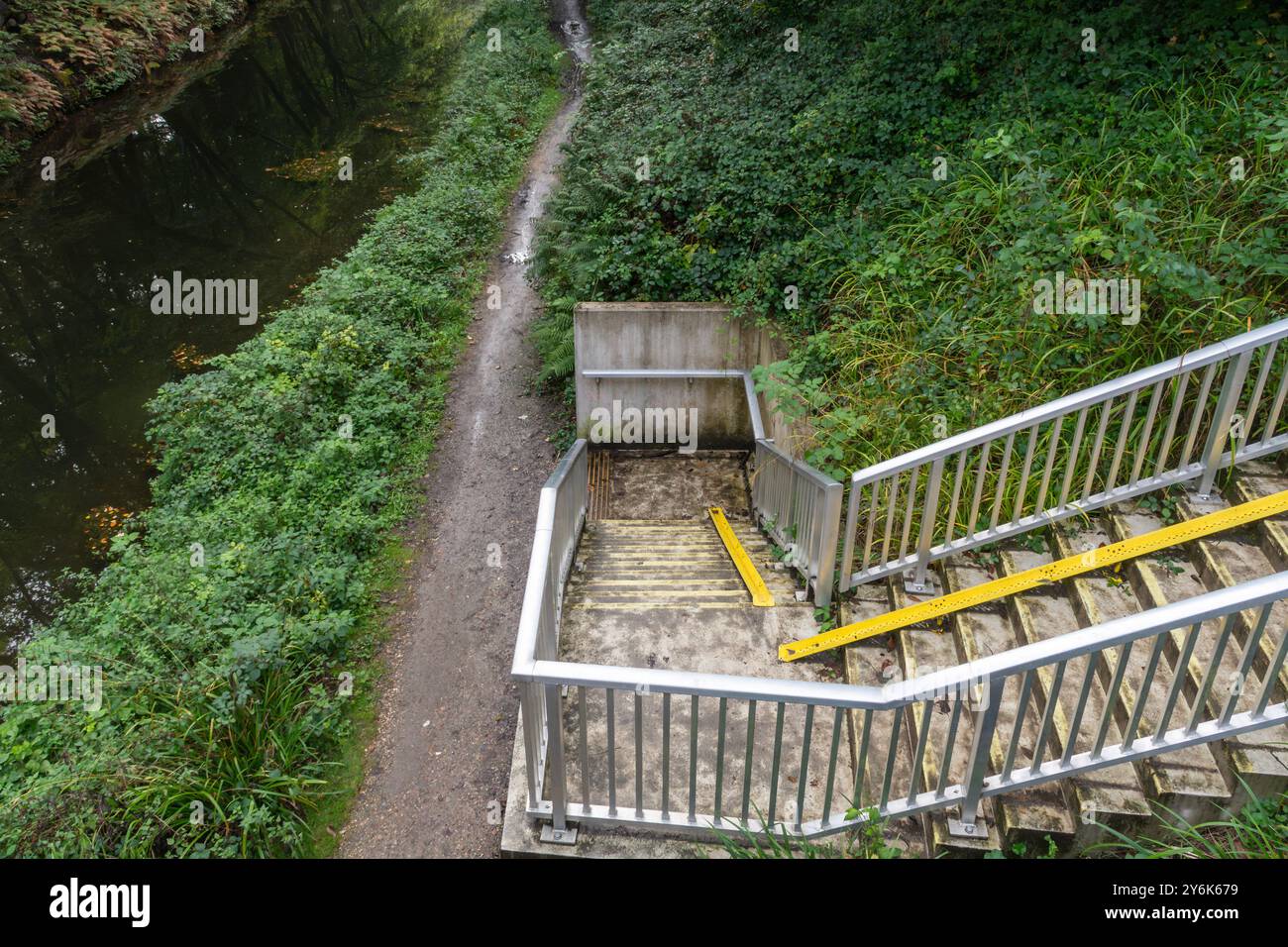 Gradini con una ferrovia per biciclette integrata che conduce da Deepcut Bridge Road al sentiero di Basingstoke Canal, Surrey, Inghilterra, Regno Unito Foto Stock