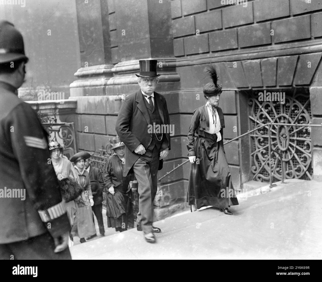 Il signor Asquith svela una statua di bronzo in memoria del capitano Scott e dei suoi colleghi a St Pauls Mr e Mrs Asquith in arrivo il 23 giugno 1917 Foto Stock Il signor Asquith svela una statua di bronzo in memoria del capitano Scott e dei suoi colleghi a St Pauls Mr e Mrs Asquith in arrivo il 23 giugno 1917 Foto Stock