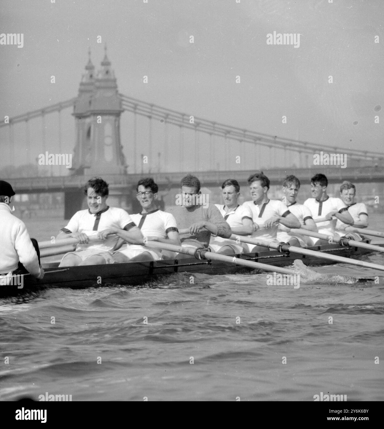 Putney London Oxford University si sta allenando per la corsa in barca da sinistra a destra Stoke D C R Edwards J L Fage R Rubin Yale e Merton S F A Miskin J H Ducker M J W Hall e G Sorrell Bow 17 marzo 1958 Foto Stock