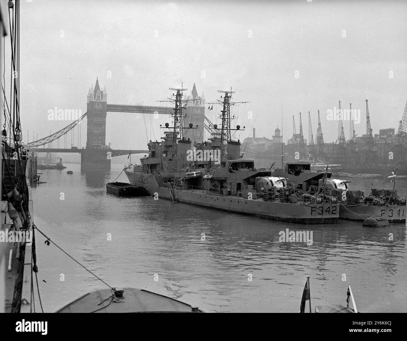 Londra Inghilterra due fregate danesi ancorarono al largo della Torre di Londra il 28 febbraio 1958. Foto Stock