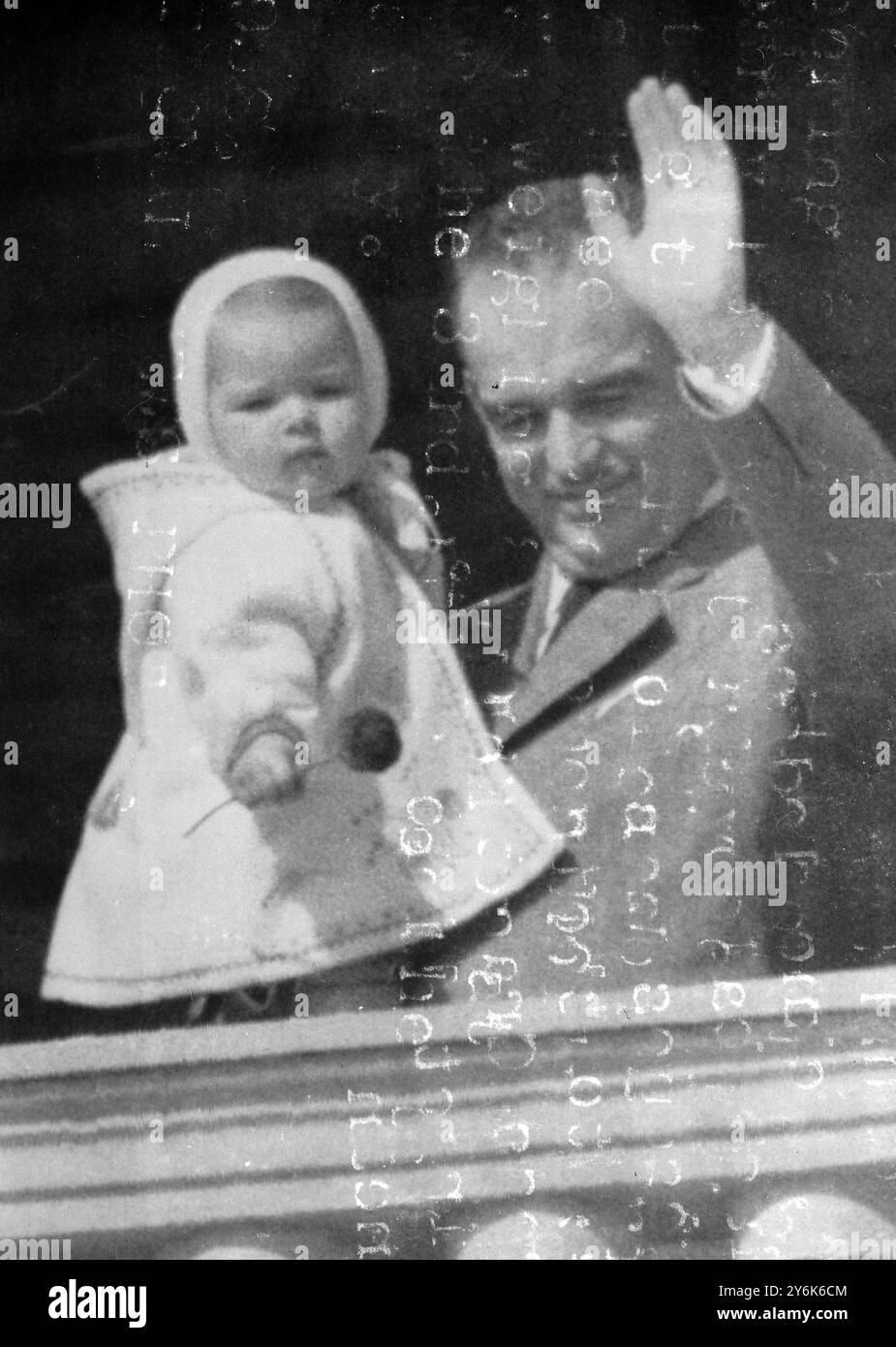 Il Principe Ranieri e la figlia piccola Principessa Carolina Wave riconoscono la folla dal balcone del Palazzo che celebra la nascita del figlio il Principe Alberto pesava 1/2 libbre in linea per diventare 23 ° sovrano 16 marzo 1958 Foto Stock
