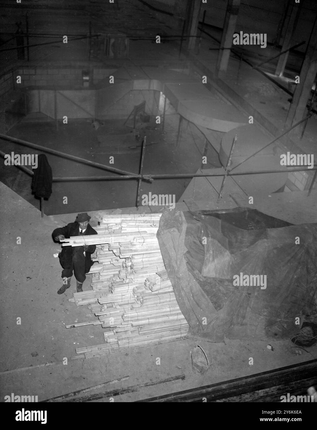 Il caposquadra Douglas Cairns di Edimburgo ha visto con tre tonnellate e mezzo di legno d'acero canadese da utilizzare per costruire il palco del Chichester New Festival Theatre il 31 gennaio 1962 Foto Stock