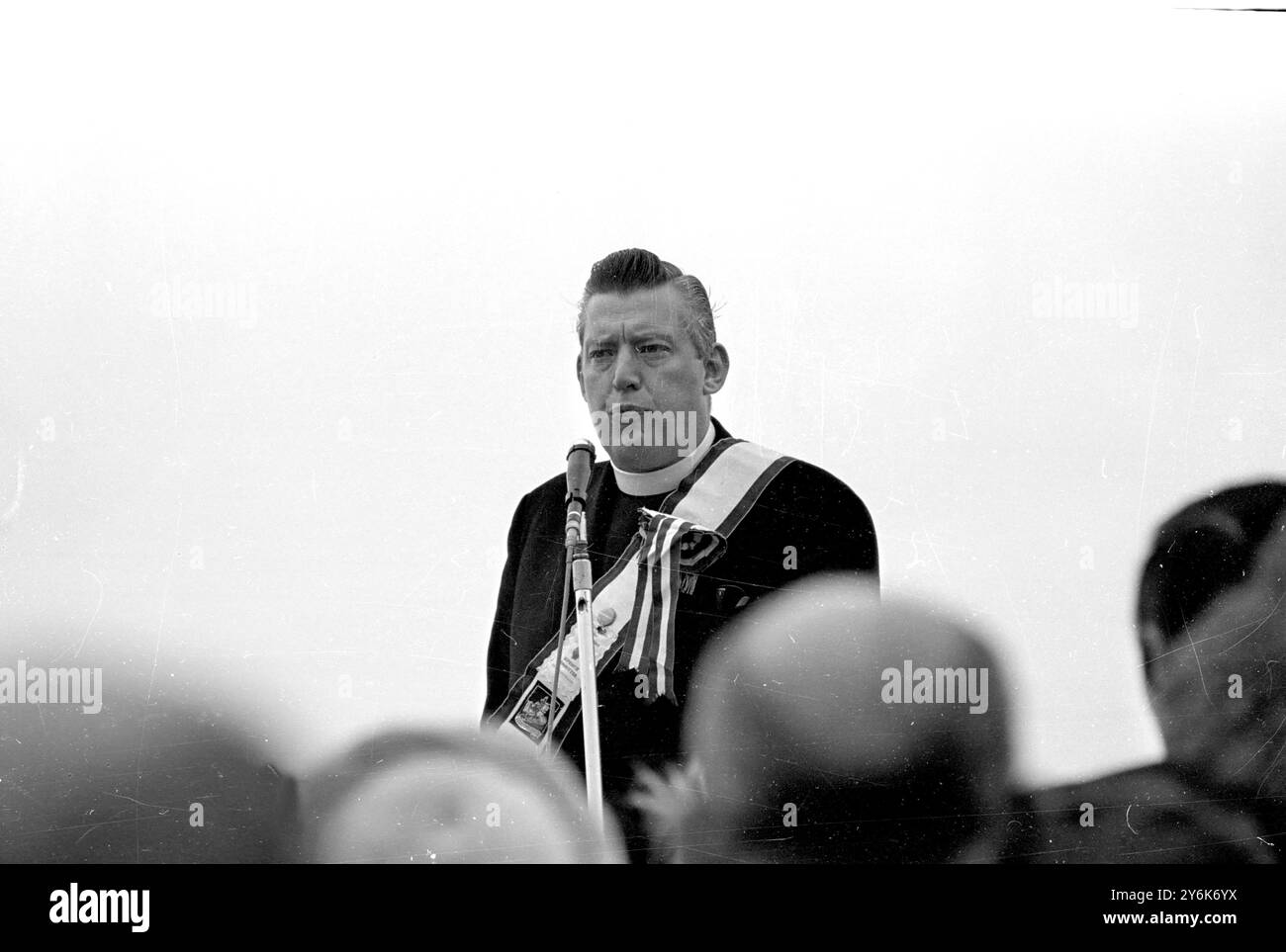 Crossgar , vicino Belfast N . Il leader protestante irlandese, il reverendo Ian Paisley, si rivolge alla riunione del 14 settembre che invita le persone a fare pressione sugli Stormonts durante il dibattito del deputato sul rapporto Cameron . 16 settembre 1969 Foto Stock