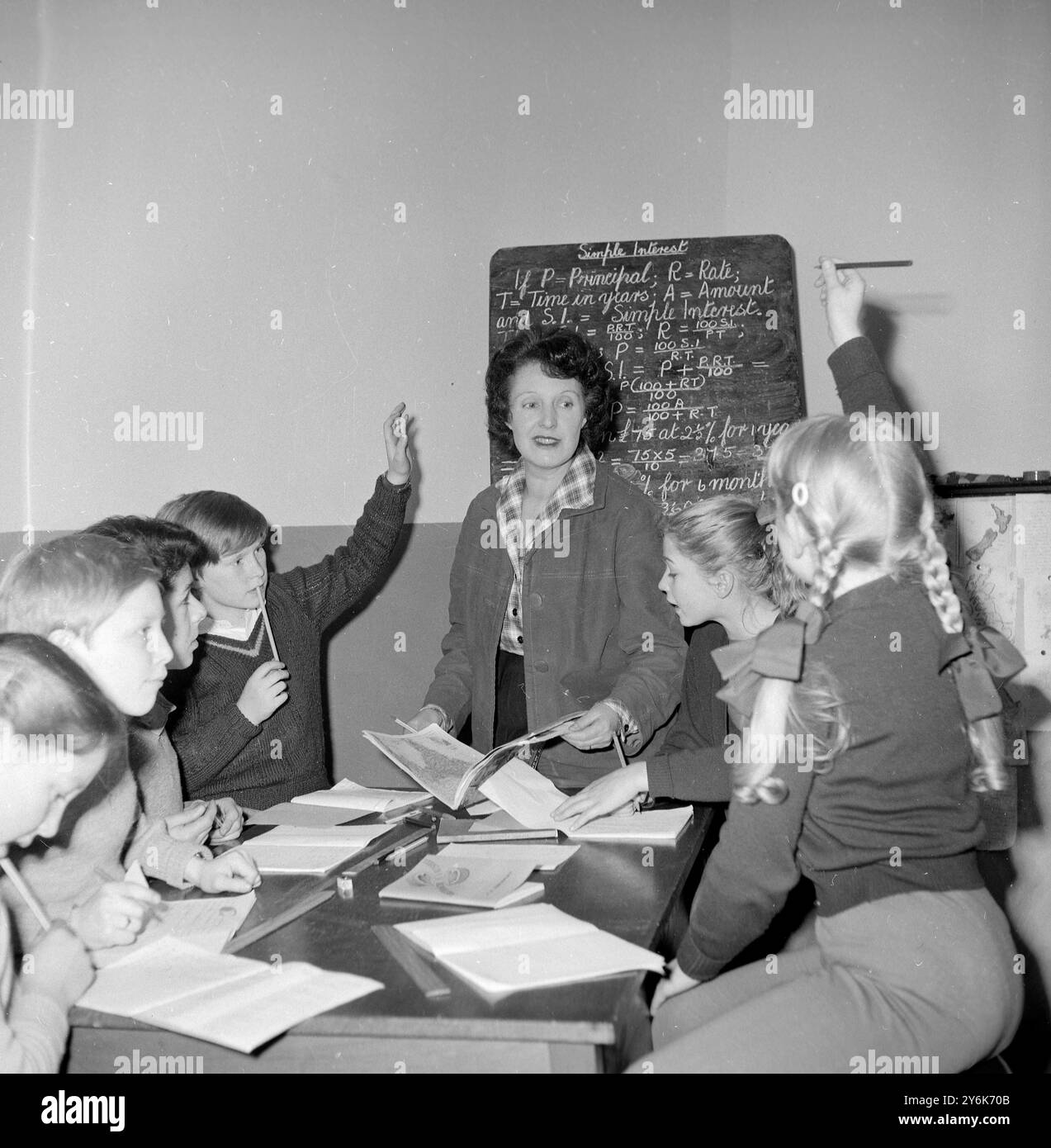 London Van Johnson prova per Music Man , inaugurazione a Londra il 16 marzo . Foto anche della sua Lady Gillian Martindale e dei suoi scolari allo Studio . Ad Aldgate East, qui c'è la sala delle prove. Foto Stock