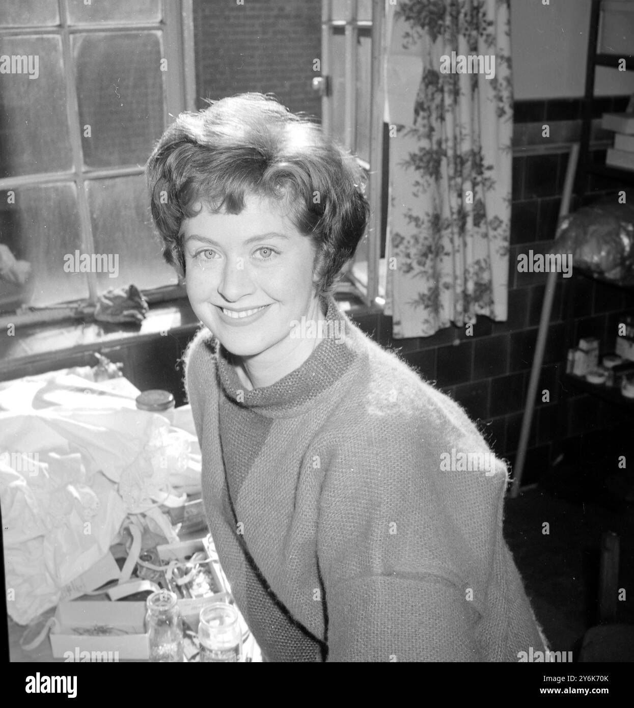 London Van Johnson prova per Music Man , inaugurazione a Londra il 16 marzo . Foto anche della sua Lady Gillian Martindale e dei suoi scolari allo Studio . Ad Aldgate East, qui c'è la sala delle prove. Foto Stock