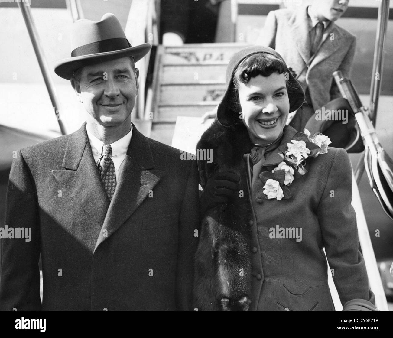 Cornelius Vanderbilt Whitney , Sottosegretario del Dipartimento del commercio degli Stati Uniti e sua moglie Eleanor Searle, arrivati all'aeroporto di Londra il 16 settembre 1949 Foto Stock