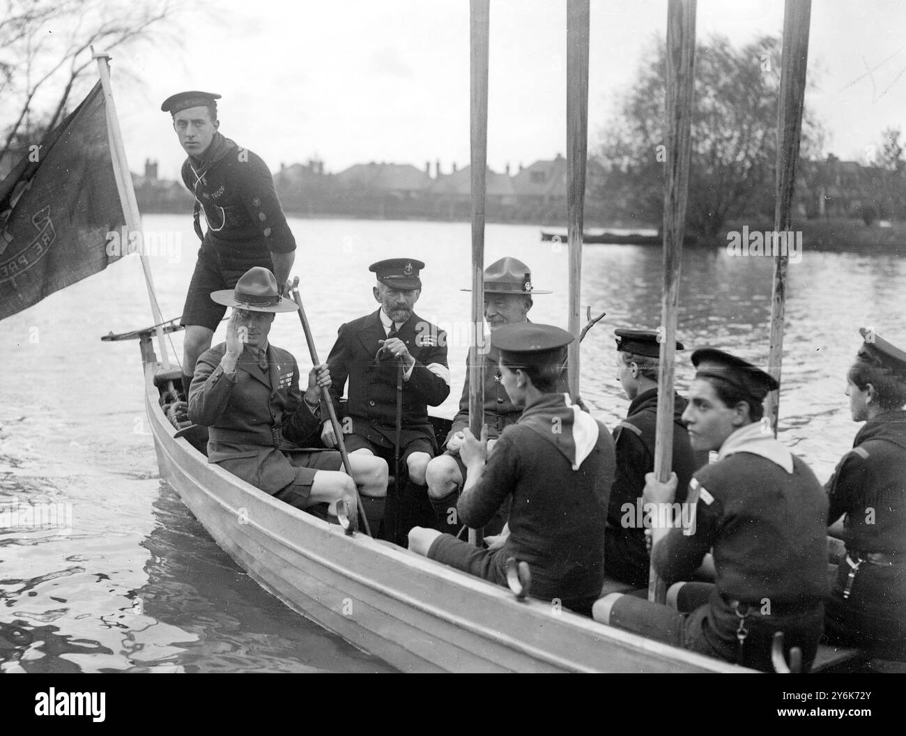 Il raduno dei boy scout all'Alexandra Palace Prince of Wales è attraversato dal lago da Sea Scouts il 6 ottobre 1922 Foto Stock