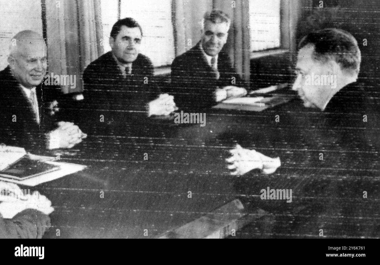 Mosca il Segretario generale dell'URSS delle Nazioni Unite incontra Kruschev. Al Cremlino da sinistra a destra il Segretario del Partito Comunista sovietico Nikita Kruschev , Andrei Gromyko ; il signor Tsarapkin seduto a destra con le mani piegate è Dag Hammarskjold . 24 marzo 1958 Foto Stock