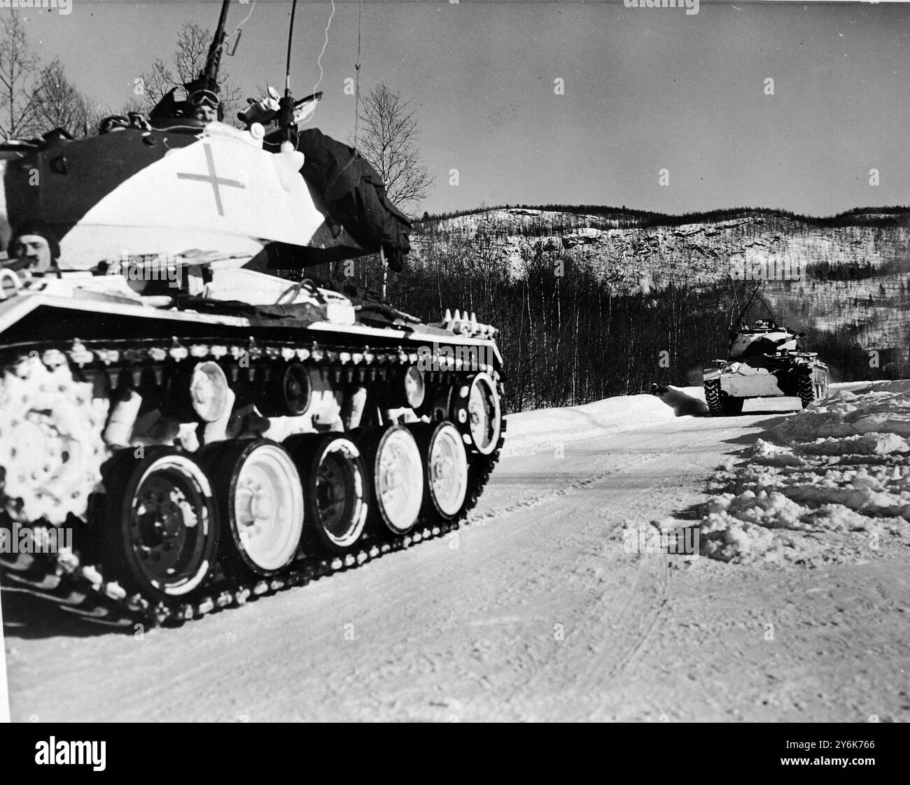 Norvegia la Sesta Divisione di Fanteria norvegese sulle manovre chiamata ' esercitazione Re uomini ' in Norvegia a nord del Circolo Artico . Carri armati nell'area del ponte di Salangen. 25 marzo 1958 Foto Stock