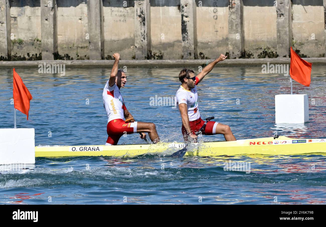 Jaime duro (ESP) e Oscar Grana (ESP) festeggiano il traguardo nella gara di lunga distanza C2 Men Senior durante i Campionati del mondo di maratona di canoa 2024 sul fiume Neretva a Metkovic, Croazia. Foto Stock