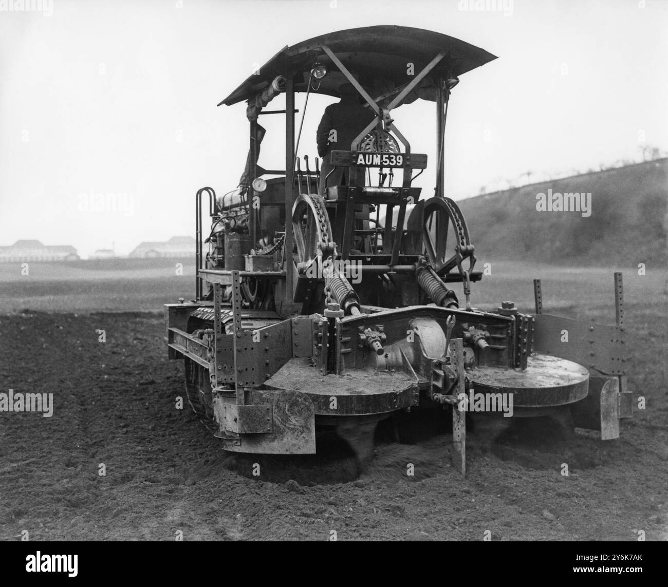 Macchine agricole : Un veicolo cingolato completo di ruote o cingoli caterpillar , il design dei trattori cingolati è stato a intermittenza popolare per l'uso agricolo Foto Stock