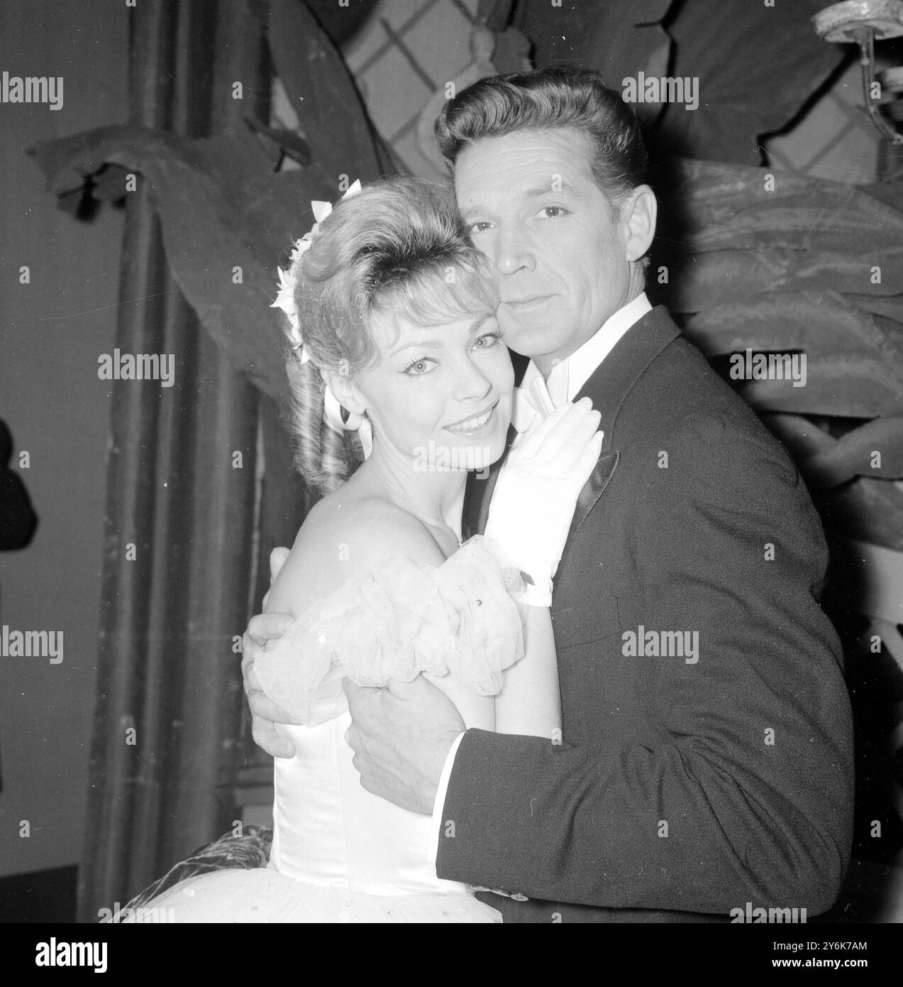 Le star del cinema francese Dany Robin e Georges Marchal sono ritratte alle prove de l'Invitatiojn Au Chateau di Anouilh al Piccadilly Theatre di Londra, 12 marzo 1962 Foto Stock