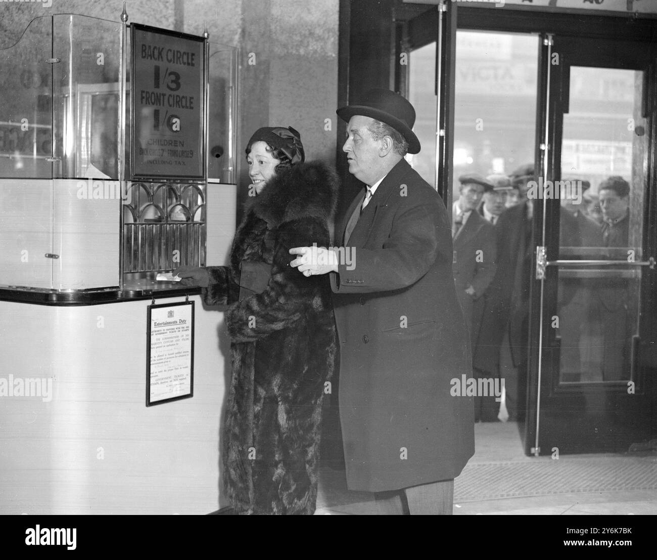 Al pay box di un cinema il signor e la signora Sydney Howard al Gaumont Palace , Peckham , per assistere al nuovo film di quest'ultimo 'quasi Un divorzio 8 febbraio 1936 Foto Stock