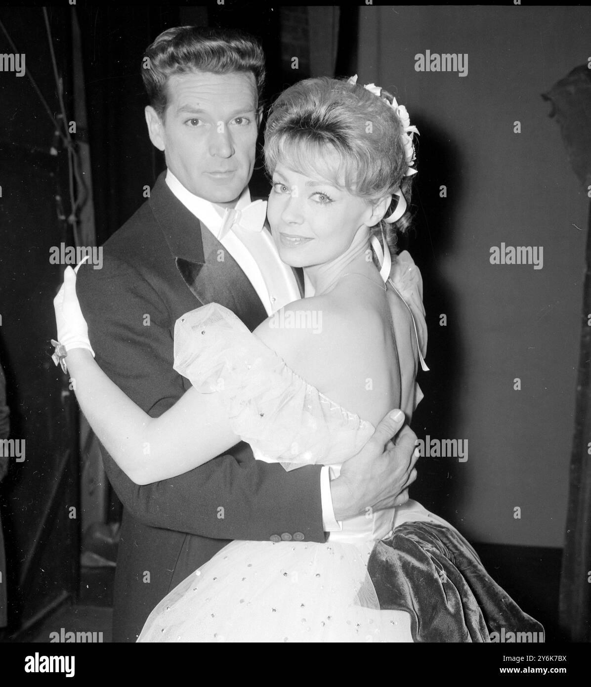 Le star del cinema francese Dany Robin e Georges Marchal sono ritratte alle prove de l'Invitatiojn Au Chateau di Anouilh al Piccadilly Theatre di Londra, 12 marzo 1962 Foto Stock