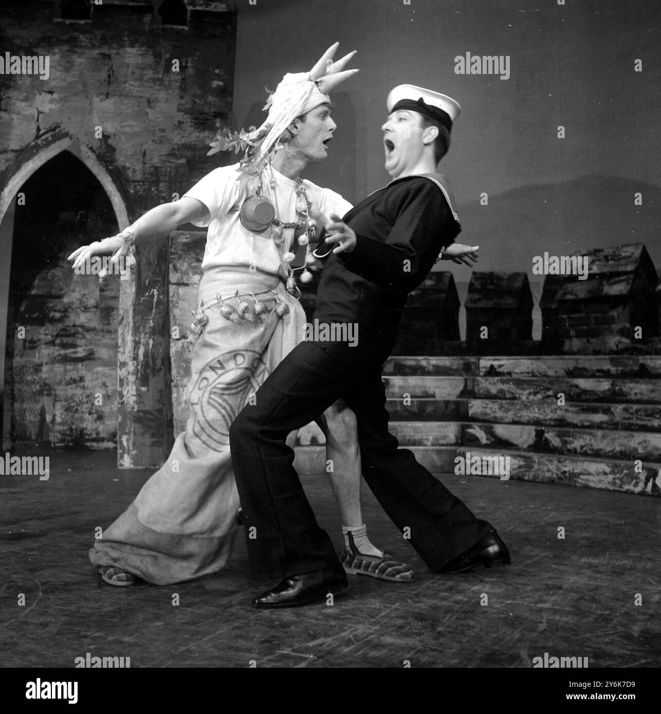 La ragazza esotica è il disc jockey Pete Murray con David Hughes che danzano The Twist in Hugh Hastings la commedia navale Seagulls Over Sorrento il primo musical maschile al London Adelphi Theatre il 6 marzo 1962 Foto Stock