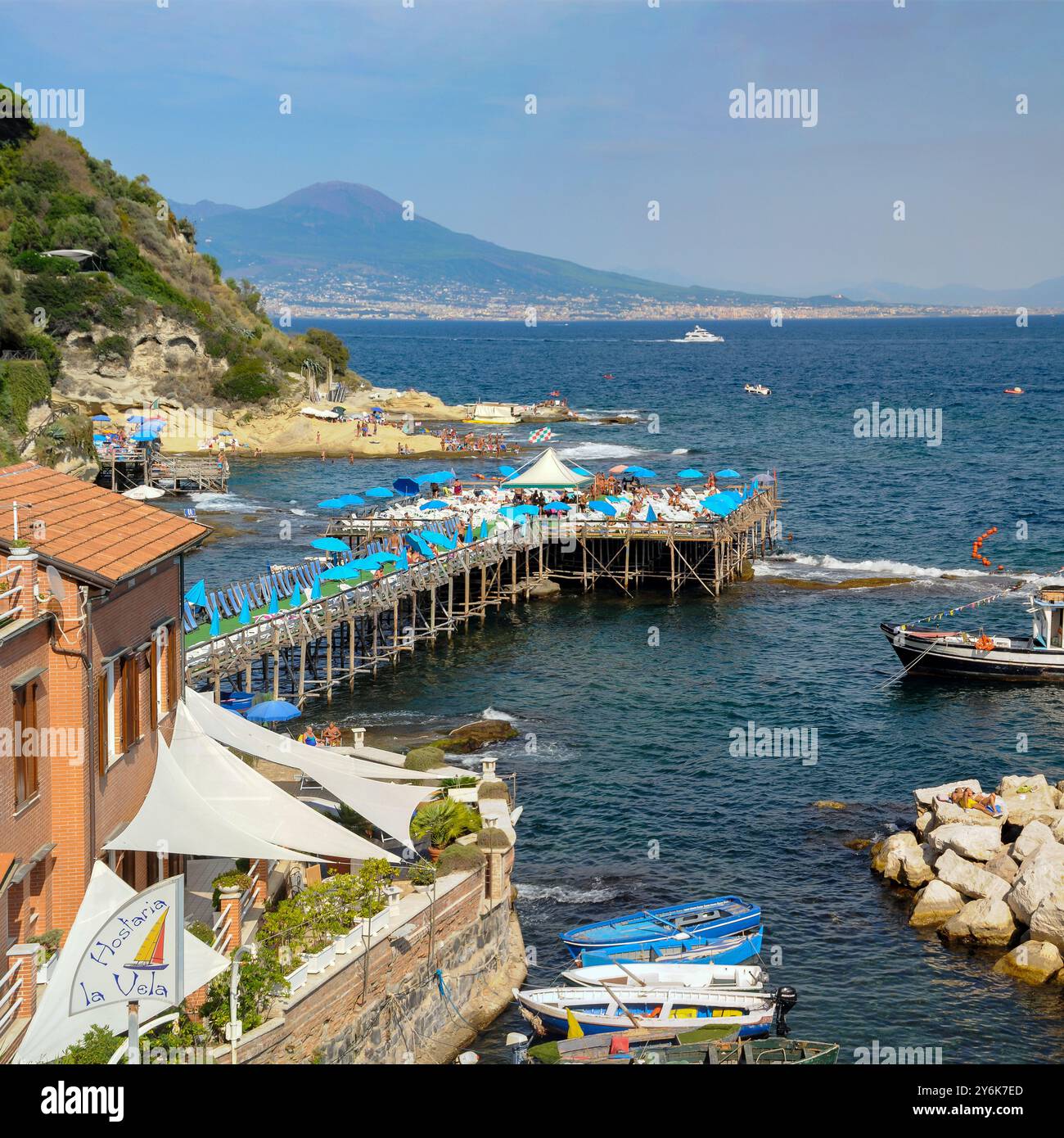 Spiaggia di Marechiaro a Posillipo con vista sul Vesuvio e solarium con nuotatori - Napoli Campania Italia Foto Stock