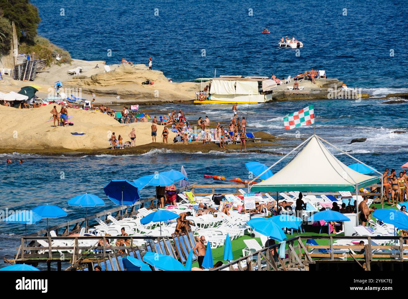 Estate a Napoli. Vista della tipica spiaggia di Marechiaro con le sue scogliere di tufo e il solarium - Posillipo; Napoli, Campania, Italia Foto Stock