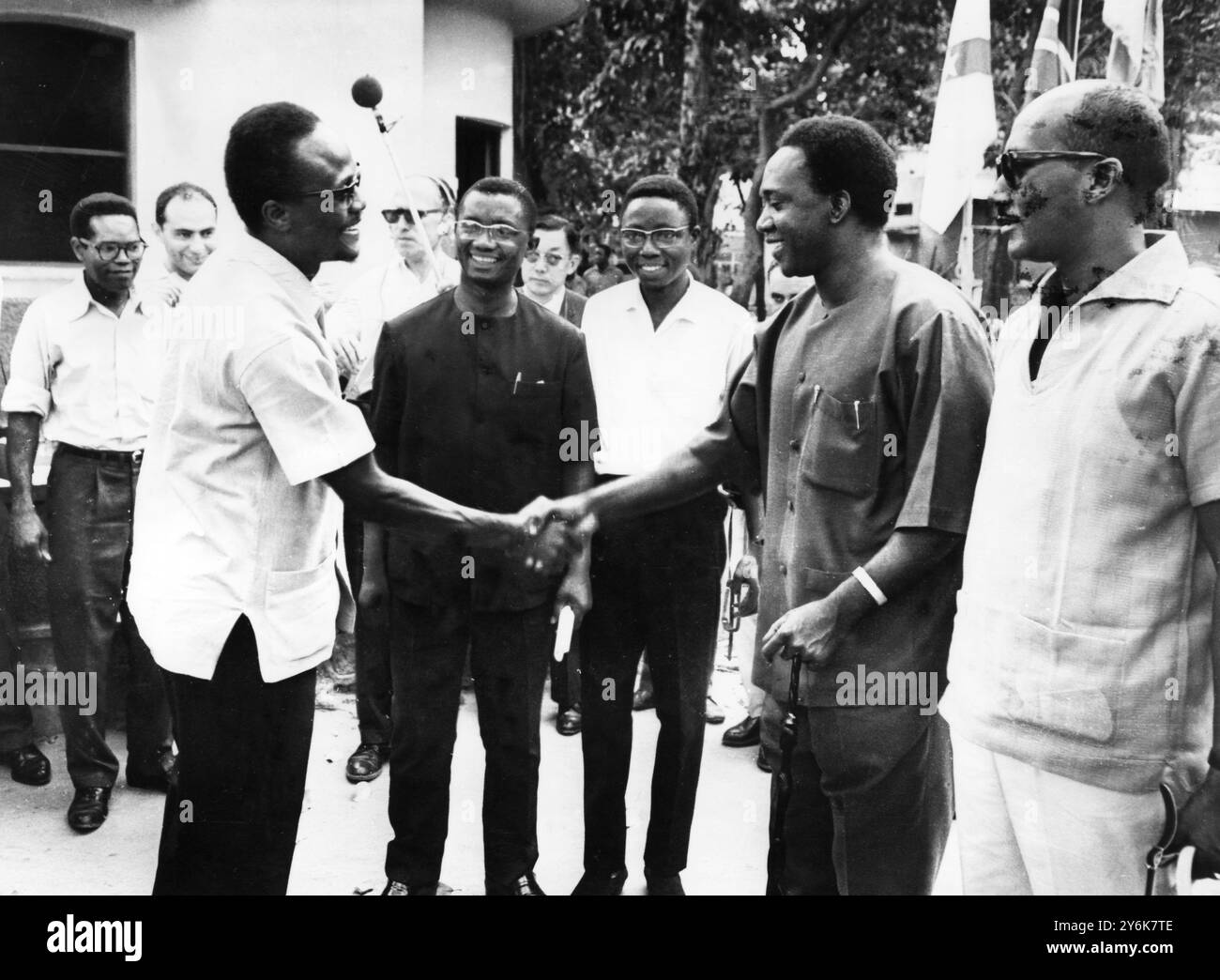 Il Comitato delle Nazioni Unite per la decolonizzazione ha visitato di recente il governo rivoluzionario angolano nella sede dell'esilio. Questa immagine mostra il leader nazionalista angolano Holden Roberto (a sinistra) che stringe la mano al presidente del Comitato di decolonizzazione John Malecela 31 maggio 1967 Foto Stock