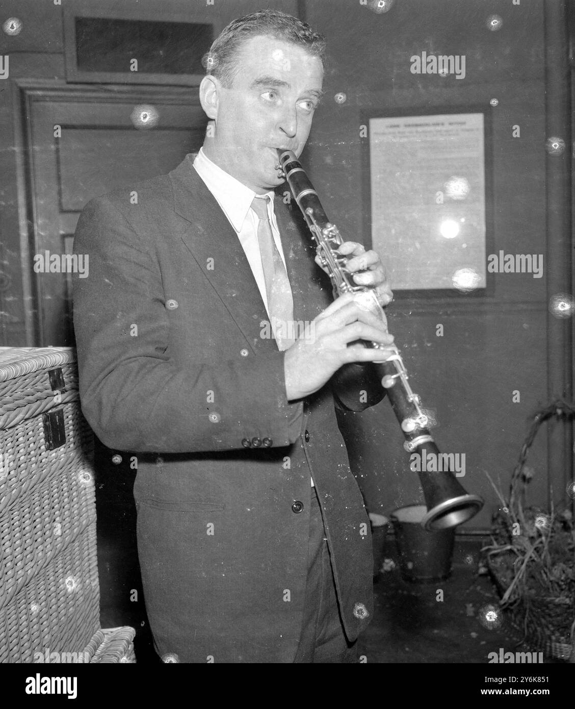 Gli amanti del jazz britannico del Dominion Theatre di Londra si uniscono per raccogliere fondi per riportare in auge la voce perduta del cantante blues americano Big Bill Broonzy Wally Fawkes, clarinettista di fama internazionale, prima di apparire. 15 marzo 1958 Foto Stock