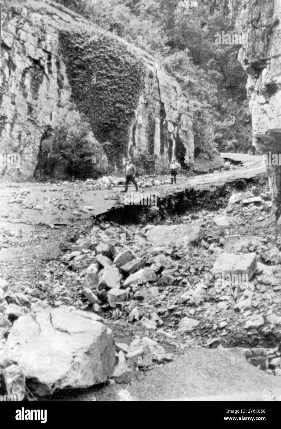 Cheddar Gorge, Somerset, Una strada portata via dalla gola di Cheddar dopo le inondazioni che hanno spazzato l'Inghilterra occidentale in 24 ore. 12 luglio 1968 Foto Stock
