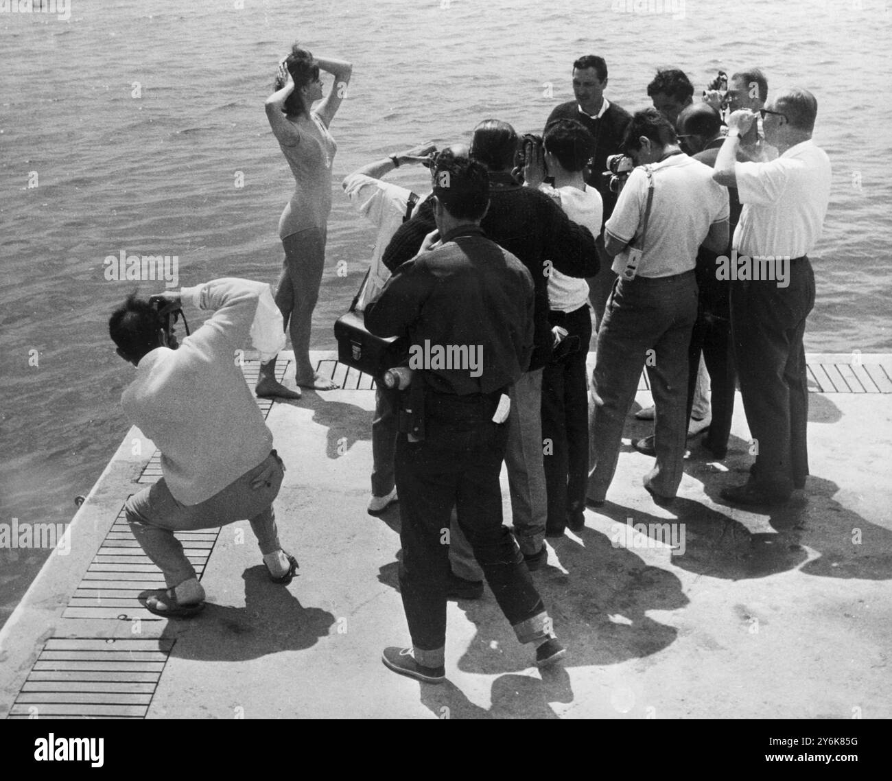 456465 al Festival di Cannes. La stella svedese Vanja Karlsson posa per i fotografi ai margini del mare. Cannes, Francia - 13 maggio 1963 credito: TopFoto.co.uk Foto Stock