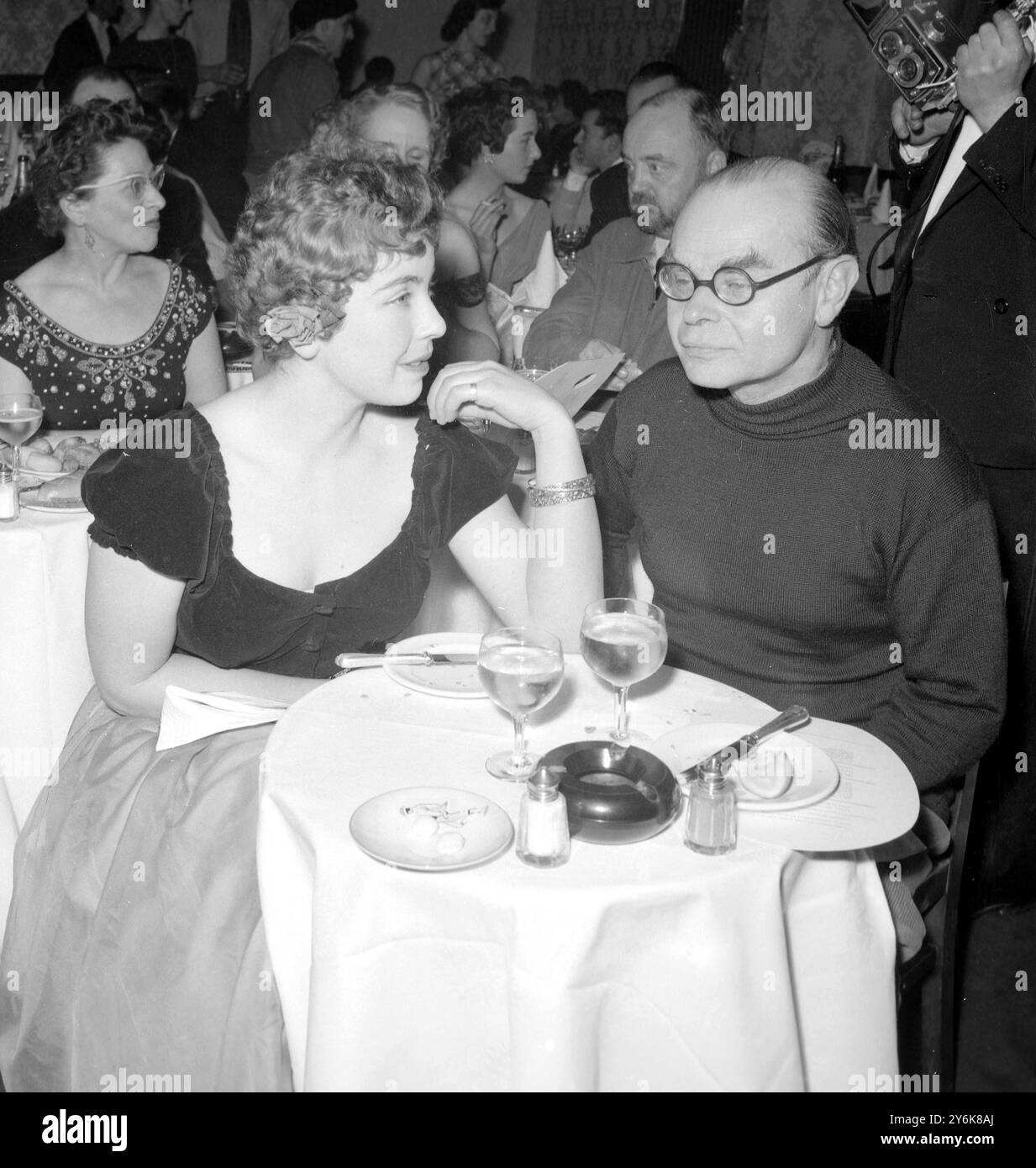 Sir John Rothenstein e la figlia Lucie at Last Nights Latin Quarter Party febbraio 1958 Sir John Knewstub Maurice Rothenstein CBE (1901–1992) è stato uno storico dell'arte inglese Foto Stock