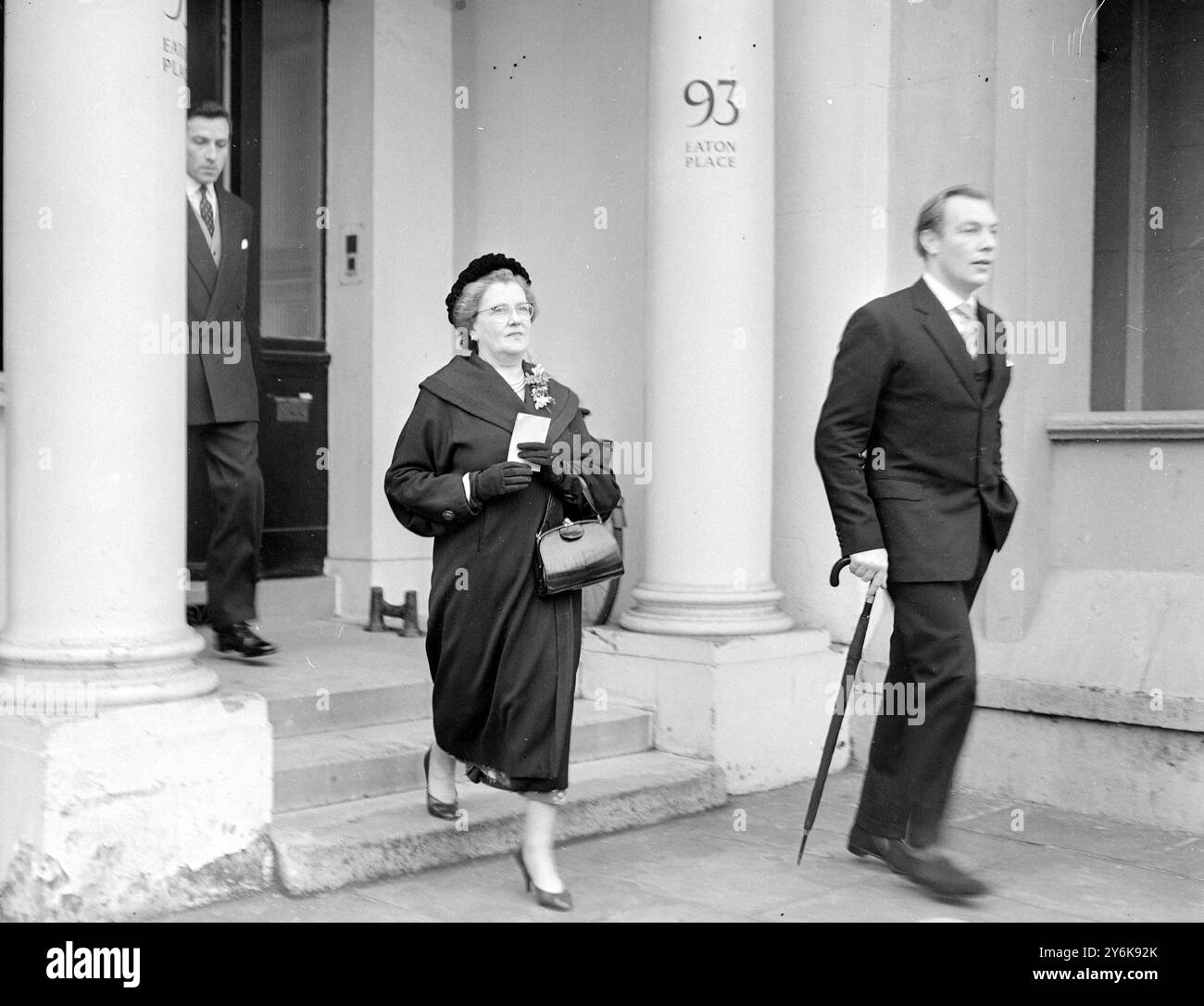 John Aspinall e Lady Mary Grace Osborne lasciano la loro casa a Easton Place London per Marylebone Magistrates Court accusati di reati contro il Gaming Act. 15 marzo 1958 Foto Stock
