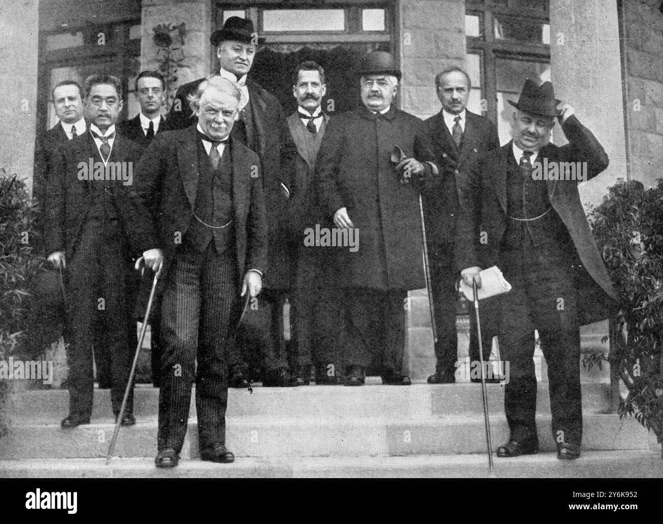 La Conferenza di Sanremo da sinistra a destra di fronte a Matsui Japan Lloyd George Lord Curzon M Millerand con gli occhiali Premier di Francia, signor Scialoja e signor Nitti, Premier d'Italia 1° maggio 1920 Foto Stock