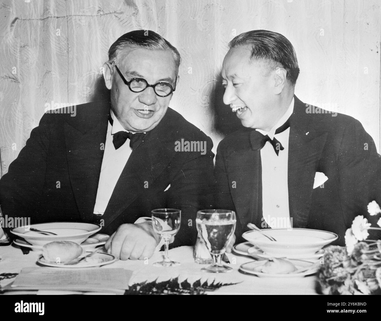 Ernest Bevin, che si trovava a New York per le "grandi quattro" riunioni, si è intrattenuto con delegati all' Assemblea generale e membri del Consiglio di sicurezza delle Nazioni Unite a Waldorf Astoria di New York dalla Foreign Press Association of America. Il sig. Ernest Bevin ha chiacchierato con il delegato delle Nazioni Unite della Cina, Dr. V. K . Wellington Koo alla cena di New York. 15 novembre 1946 Foto Stock