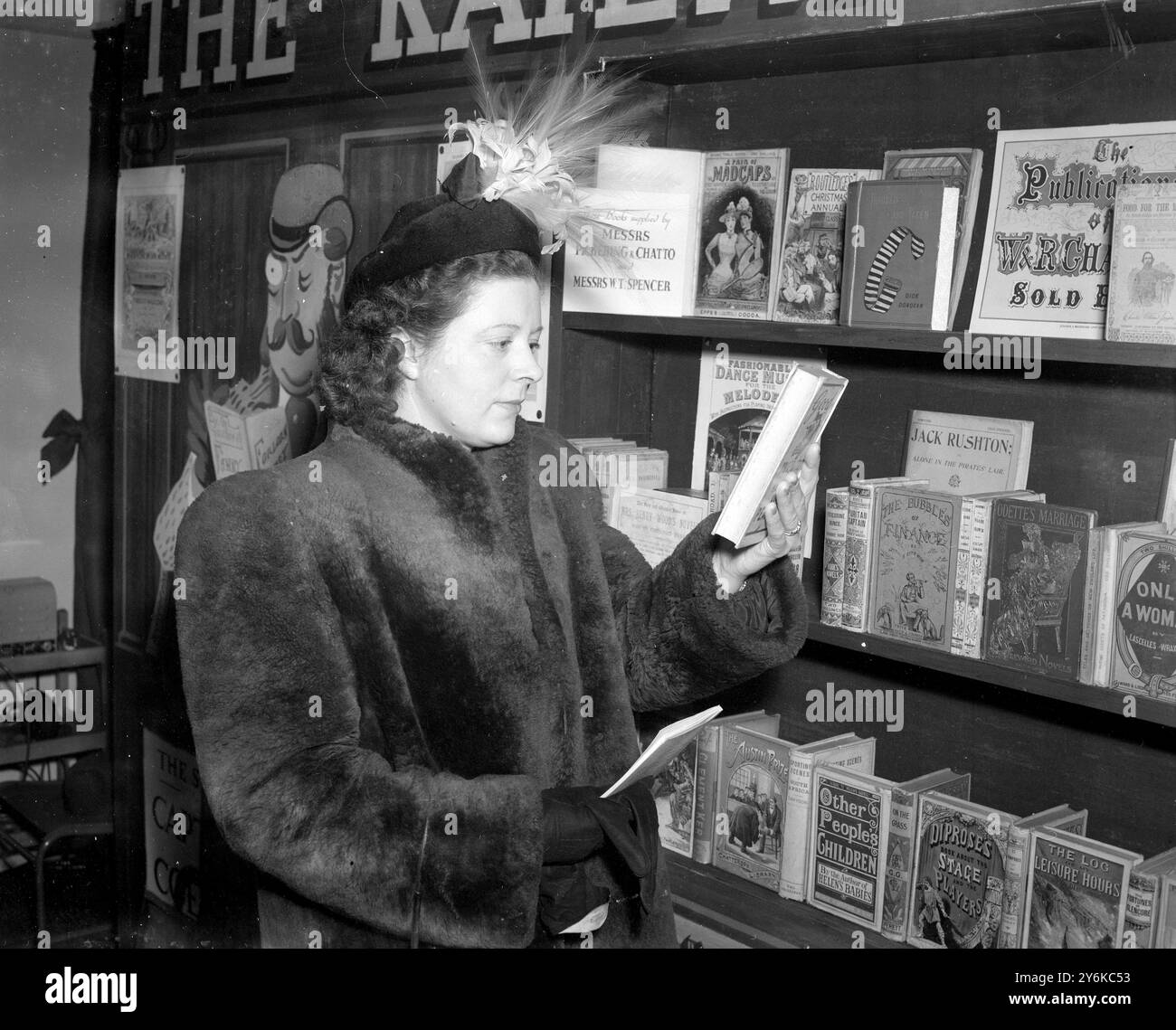 Una tipica libreria ferroviaria degli anni '1870, progettata dal signor Osbert Lancaster è una delle caratteristiche dell'esposizione della storia vittoriana, aperta dal Duca di Wellington presso la sede della National Book League, 7, Albermarle Street, Londra. La signora Brooke Crutchley, che indossa un elegante cappello nero con uno spruzzo di fiori gialli, si vede guardando alcuni libri e periodici che erano disponibili per il viaggiatore in quel momento. 21 gennaio 1947 Foto Stock