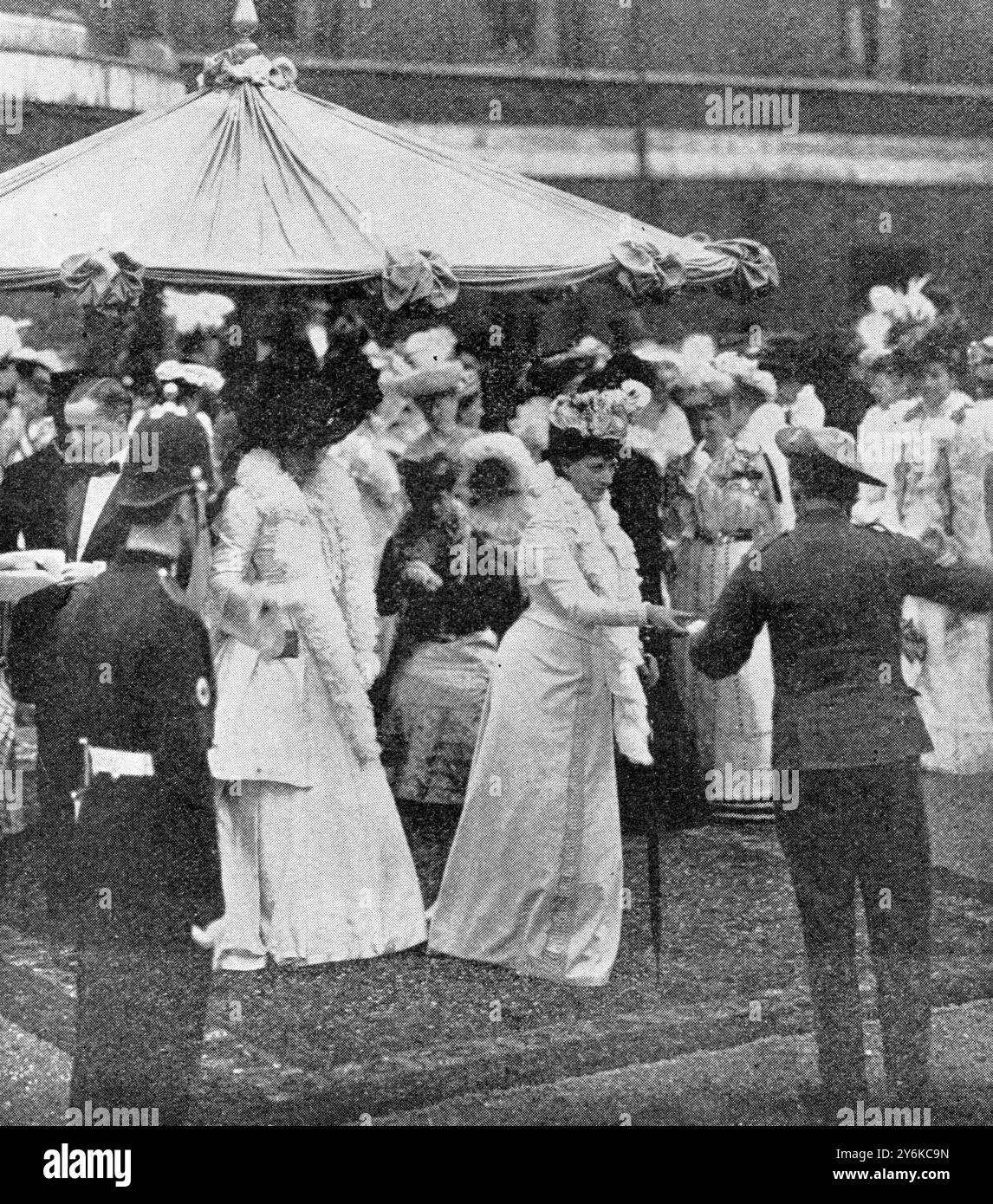 Incidenti post-incoronazione: Revisione e decorazioni del re e della regina. La regina distribuì la medaglia al personale dell'Imperial Yeomanry Hopital a Devonshire House agosto II, 16 agosto 1902 Foto Stock