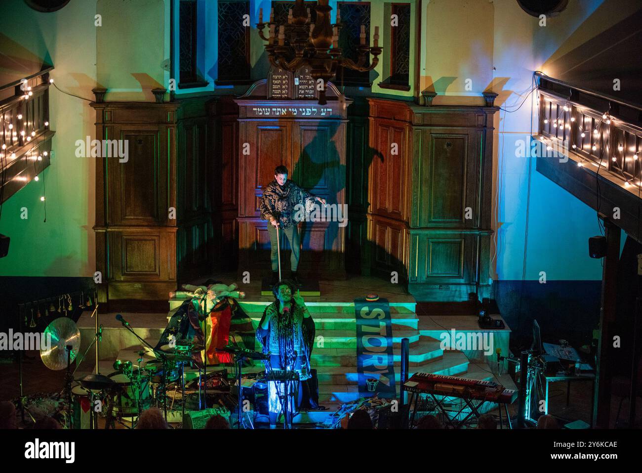 Margate, Regno Unito. 21 settembre 2024. Carli Jefferon (su) e Clair le Couteur (giù) si esibiscono sull'altare della sinagoga a Margate. I Lunatraktors sono un gruppo musicale irlandese con sede a Waterford. I membri della band sono Carli Jefferson e Clair le Couteur. Duo Esplora le ballate folk anglo-celtiche influenzate dall'art punk, dal cabaret e dal flamenco. (Foto di Krisztian Elek/SOPA Images/Sipa USA) credito: SIPA USA/Alamy Live News Foto Stock