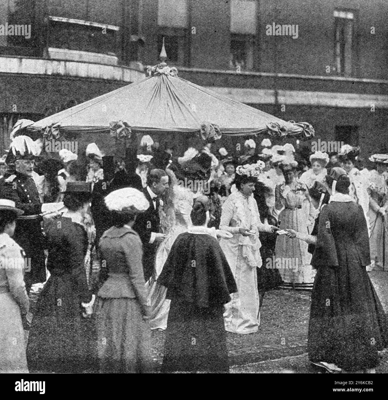 Incidenti post-incoronazione: Revisione e decorazioni del re e della regina. La regina distribuì la medaglia al personale dell'Imperial Yeomanry Hopital a Devonshire House agosto II, 16 agosto 1902 Foto Stock