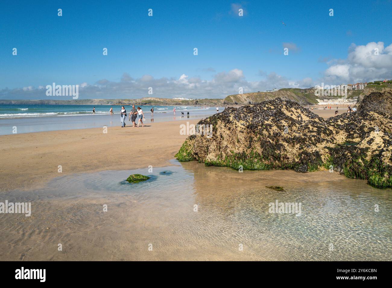 Rocce esposte da una bassa marea sulla spiaggia GT Great Western di Newquay in Cornovaglia nel Regno Unito. Foto Stock