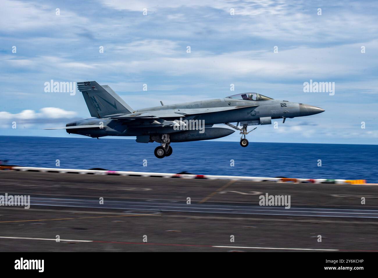 PHILIPPINE SEA (24 settembre 2024) un F/A-18E Super Hornet, attaccato al "Flying Checkmates" dello Strike Fighter Squadron (VFA) 211, si lancia al largo del Fl Foto Stock