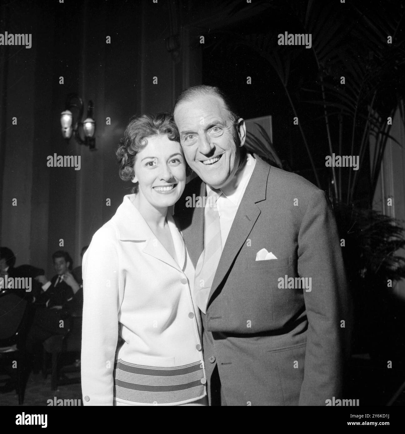 L'attore Stanley Holloway prende il suo ultimo arco sul palco del Drury Lane Theatre dopo tre anni e mezzo in My Fair Lady nel ruolo di Mr Doolittle 1959 Foto Stock