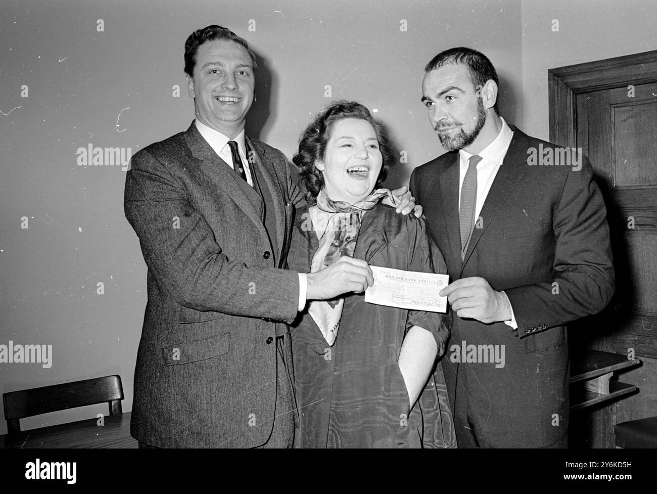 Agente speciale 007 James Bond (Sean Connery) nella foto con Miss Hattie Jacques al Great Ormond Street Hospital for Sick Children, mentre il famoso attore presentava un assegno di £ 8.000 all'ospedale. I fondi sono stati raccolti dalla filiale londinese della ricerca sulla leucemia, di cui la signorina Jacques è presidente. 3 febbraio 1966 Foto Stock