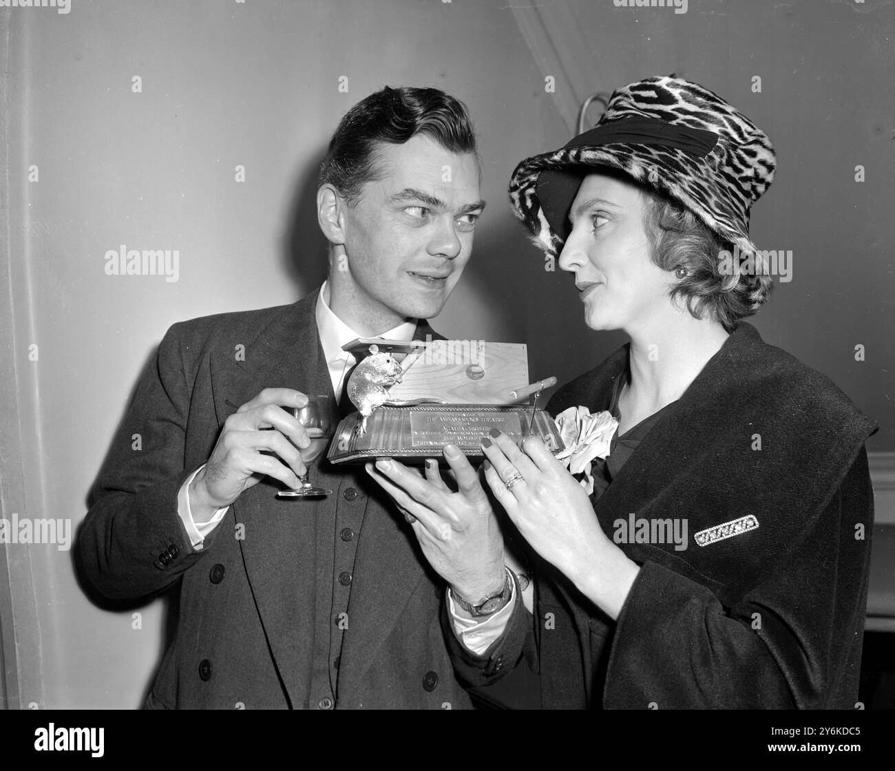 Per celebrare la più lunga rappresentazione teatrale del West End, la scrittrice della regina delle sospensioni Agatha Christie ha presentato un topo d'argento e un mousetrap al cast del MOUSETRAP, la sua opera che è stata eseguita all'Ambassadors Theatre. HEATHER CHASEN e DEREK BLONFIELD esaminano il regalo che si terrà nell'atrio del teatro - 6 gennaio 1959. ©TopFoto Foto Stock